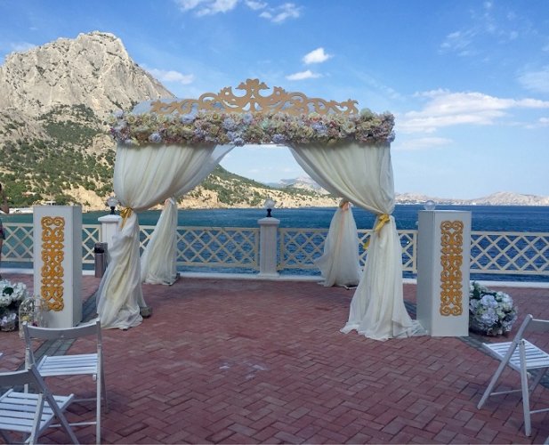 Оформление веранды для свадьбы в Крыму на берегу моря