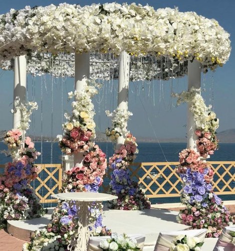 Украшение колонн цветами для свадебного торжества в отеле Винтаж