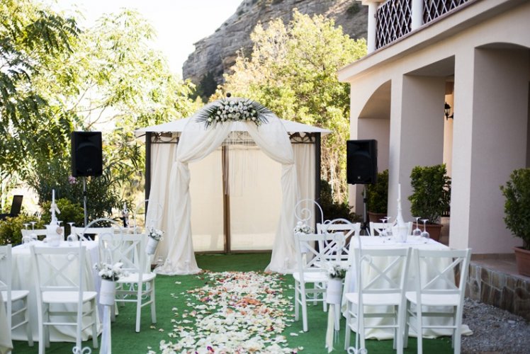 Оформление двора отеля для проведения свадьбы