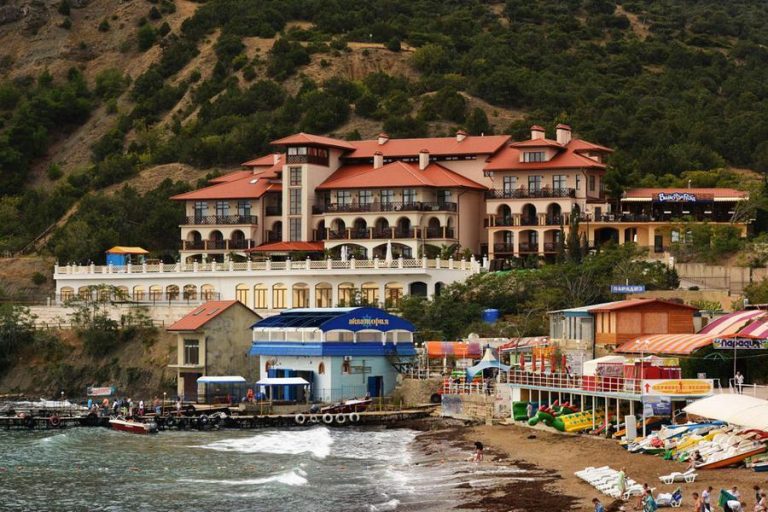 Вид на отель Винтаж в Новом Свете в Крыму со стороны моря