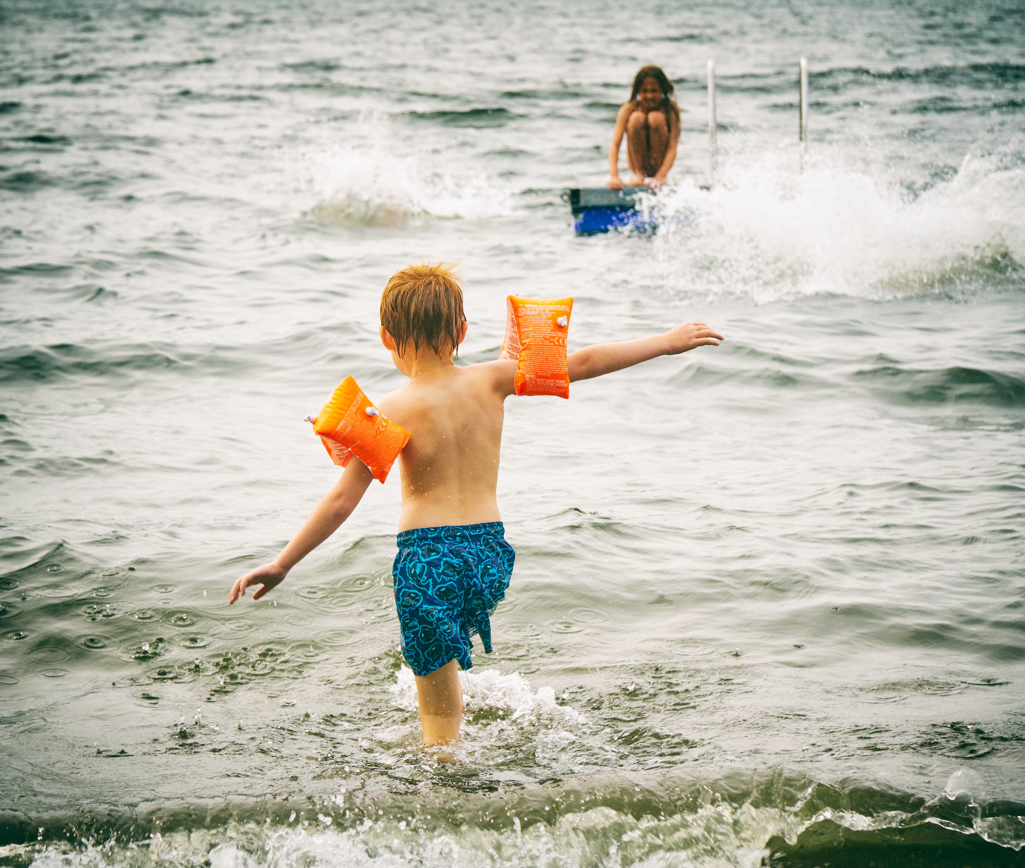 Ребята пойдемте купаться. Дети купаются в море. Мальчишки на море. Лето дети вода. Девочки играют на пляже.